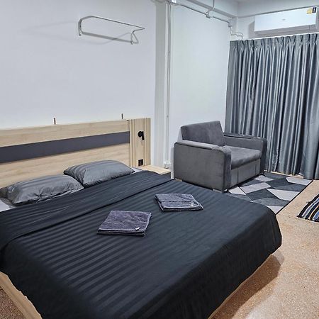 Urban Jungle Hostel Бангкок Экстерьер фото