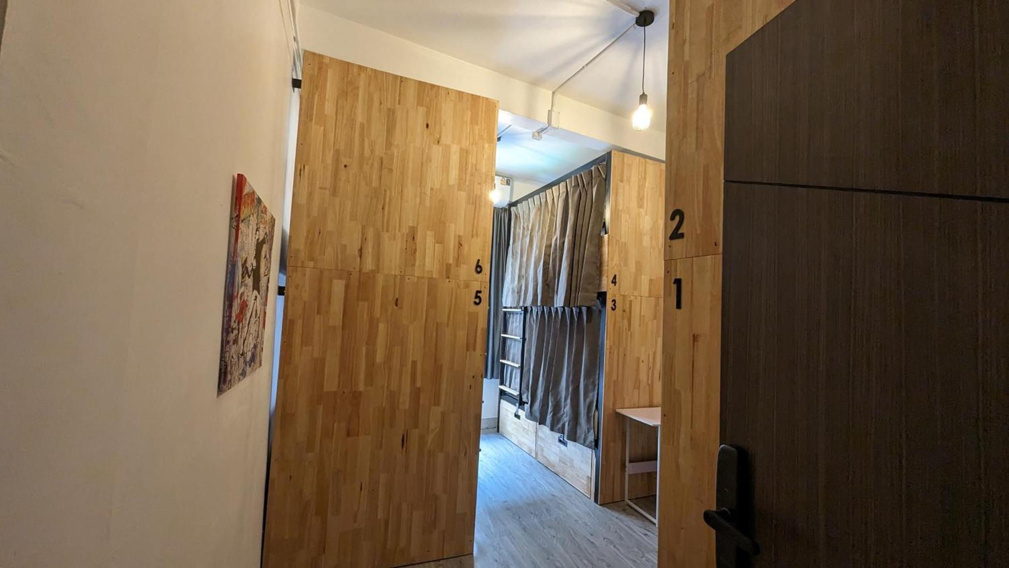 Urban Jungle Hostel Бангкок Экстерьер фото