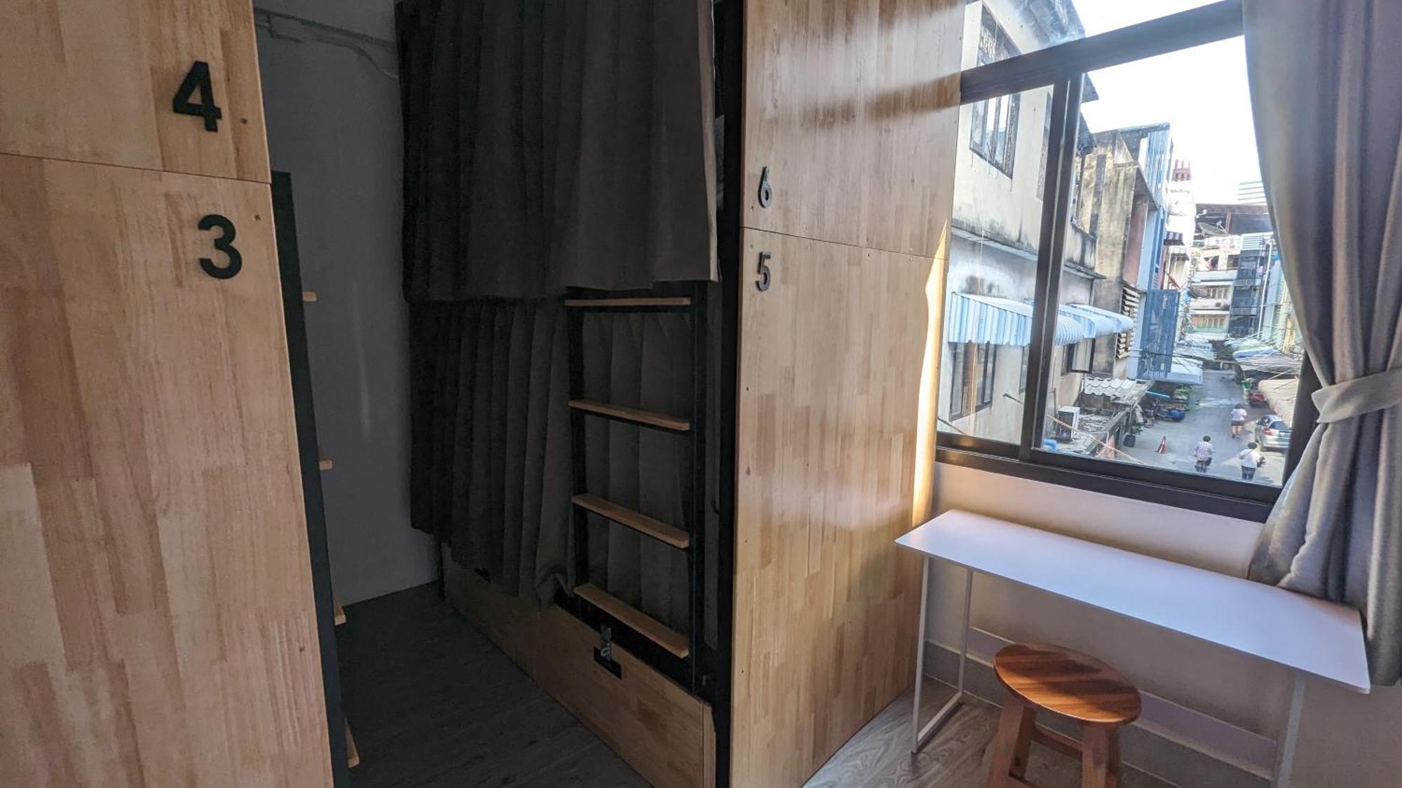 Urban Jungle Hostel Бангкок Экстерьер фото