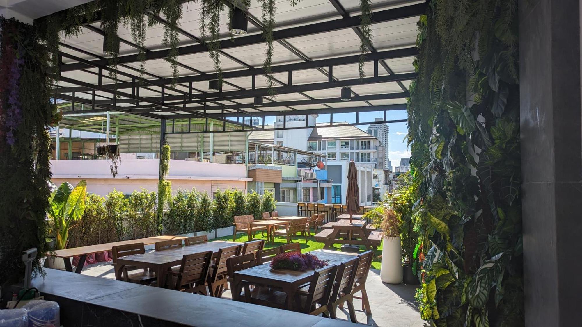 Urban Jungle Hostel Бангкок Экстерьер фото