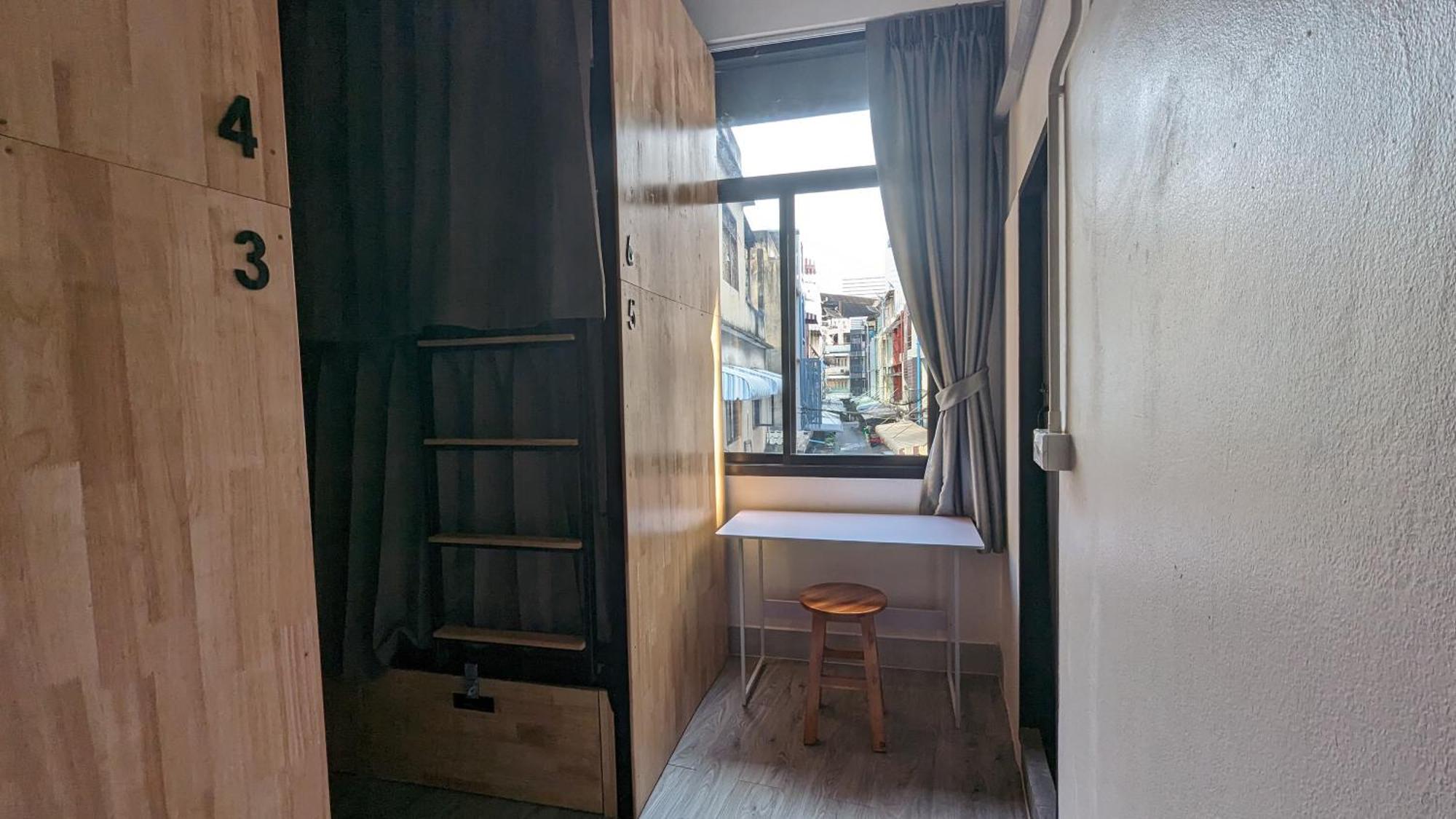 Urban Jungle Hostel Бангкок Экстерьер фото
