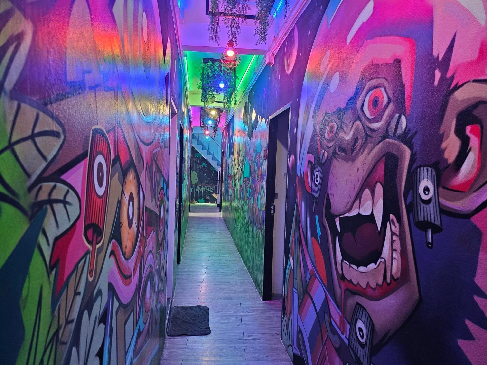 Urban Jungle Hostel Бангкок Экстерьер фото