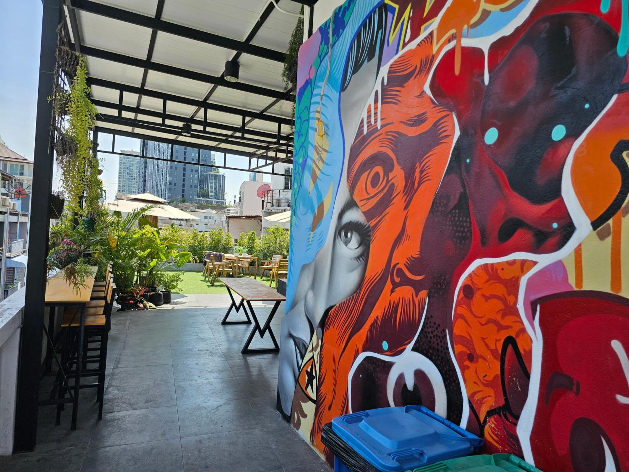 Urban Jungle Hostel Бангкок Экстерьер фото