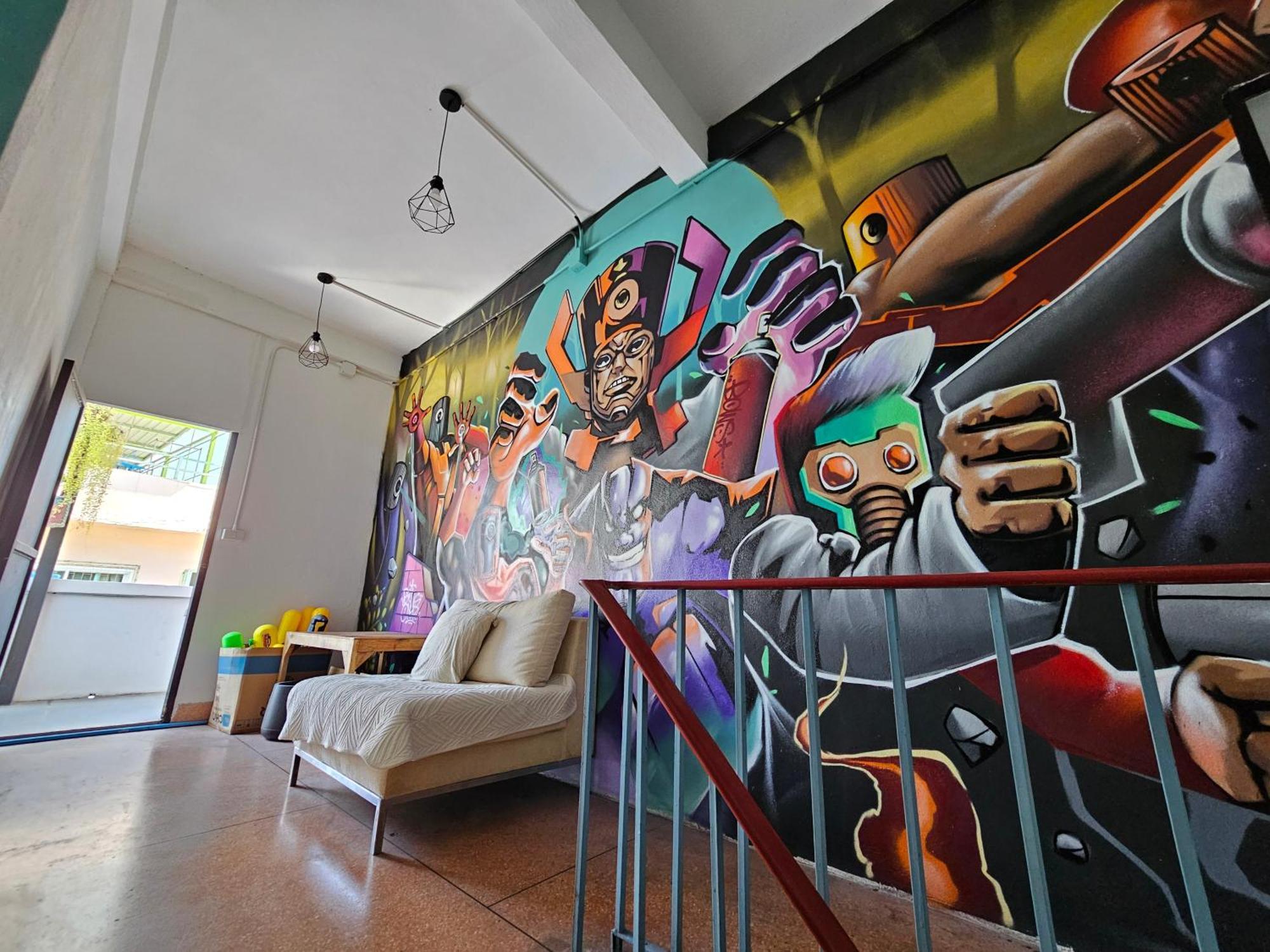 Urban Jungle Hostel Бангкок Экстерьер фото