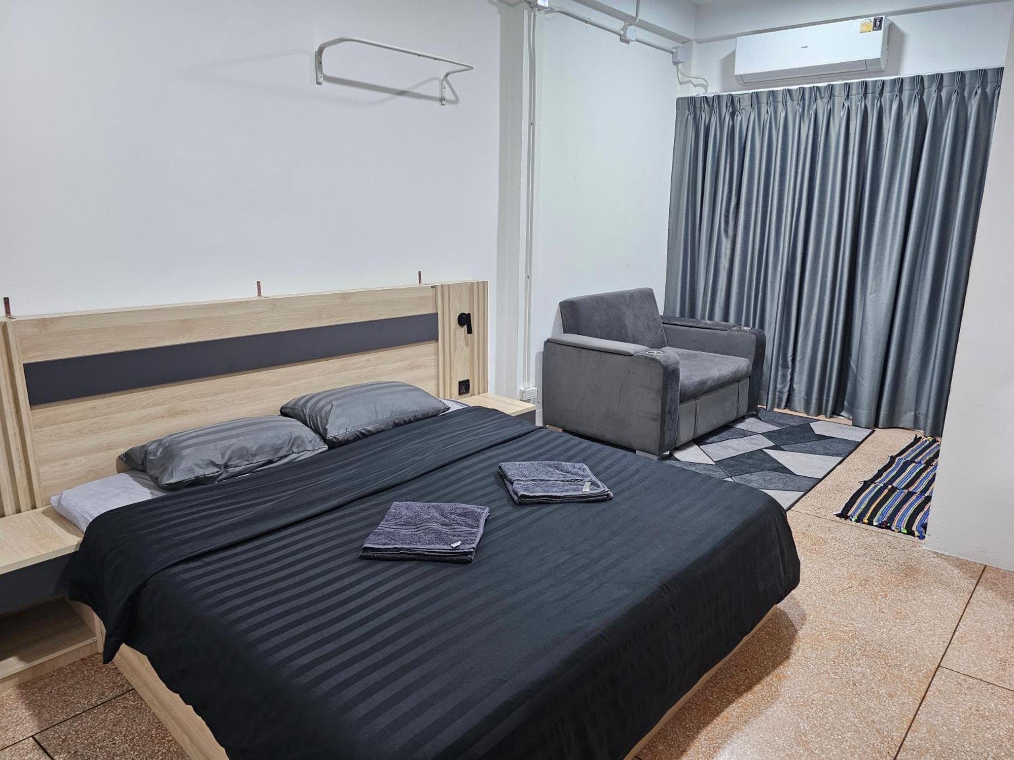 Urban Jungle Hostel Бангкок Экстерьер фото