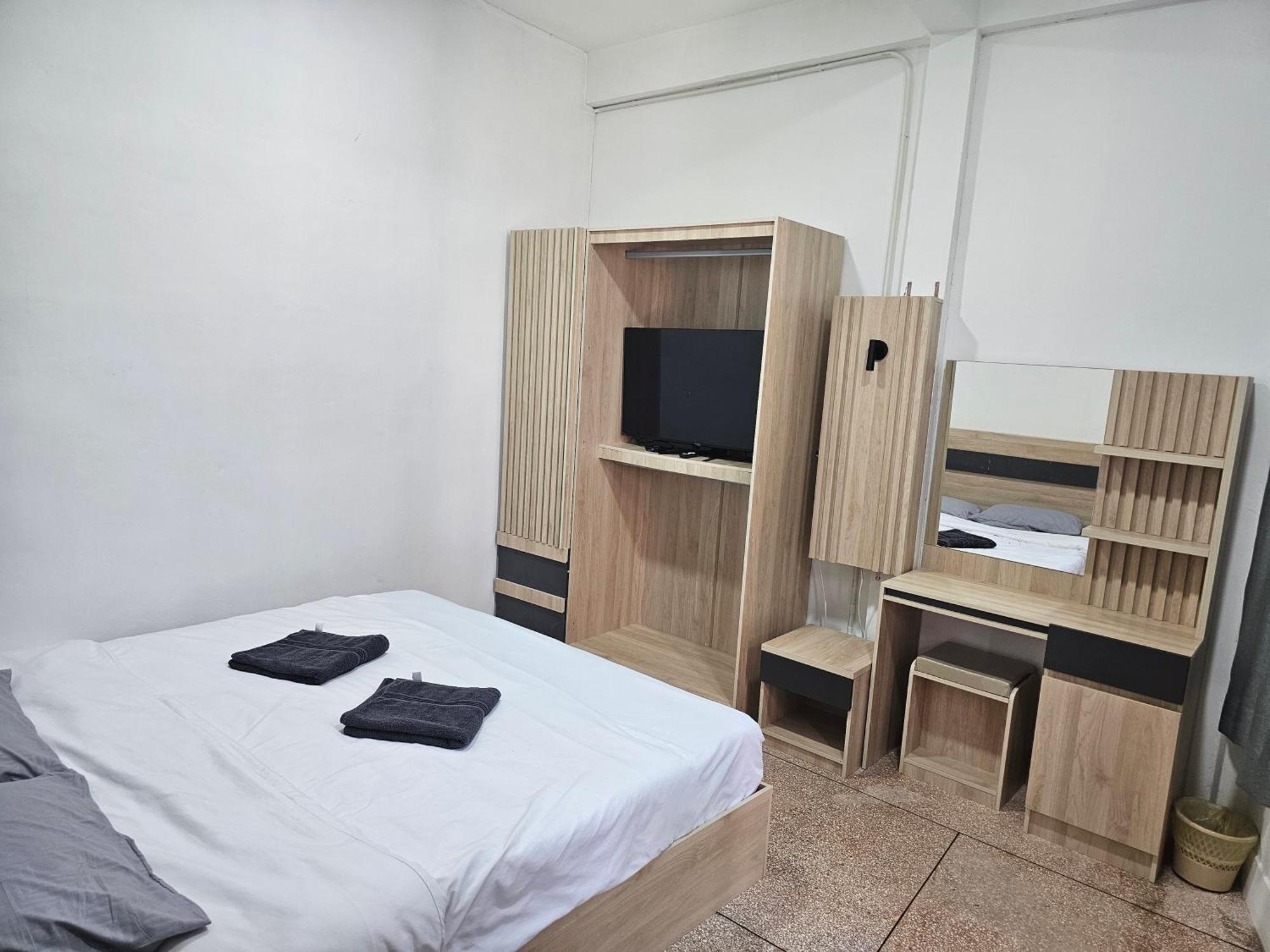 Urban Jungle Hostel Бангкок Экстерьер фото